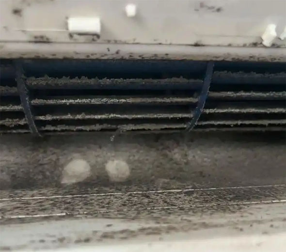 月湖空调吹的风有股烧焦味是怎么回事